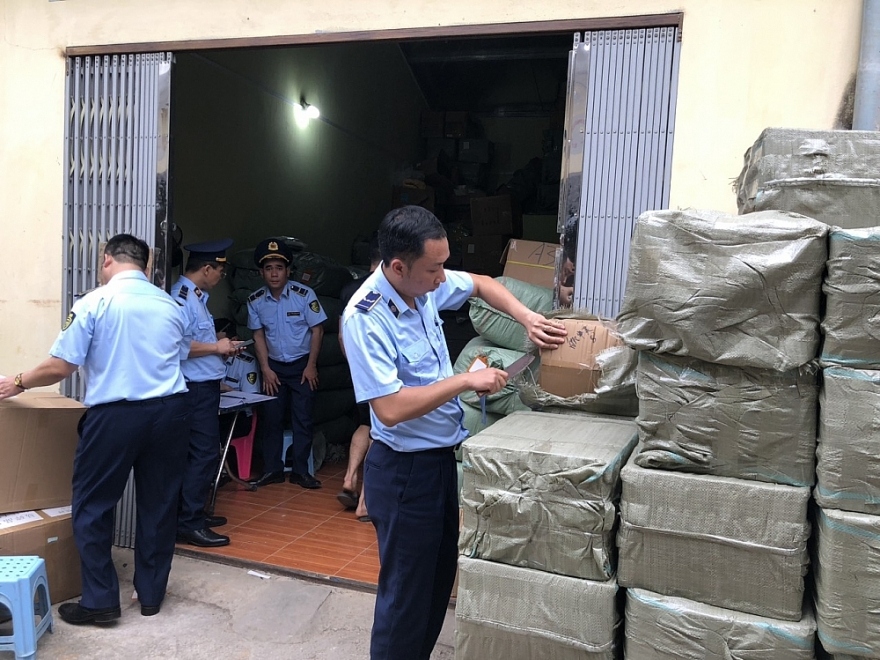Phát hiện 2 kho hàng chứa hơn 40.000 sản phẩm nghi nhập lậu tại Lạng Sơn